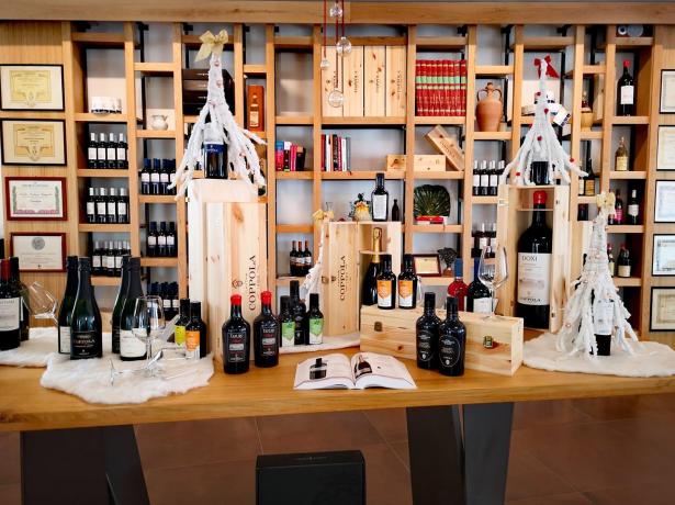 Esposizione di vini e oli in un'enoteca elegante.